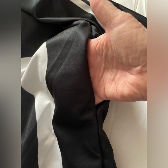 Women’s Medium Skeleton Onsie has 2 pocket, a zip up hood which is the Head. - Picture 10 of 12